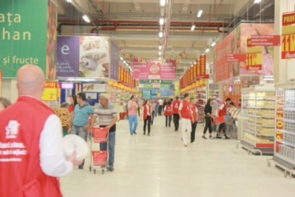 O tânără a furat din Auchan un luciu de buze